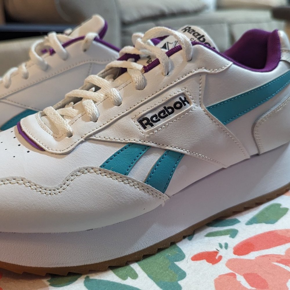 NWOT NEVER WORN REEBOK CLASSICS S-9
